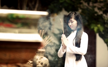 Có nên thắp quá nhiều hương khi lễ chùa đầu năm?